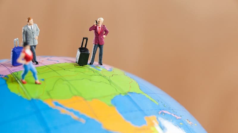 افراد در حال حرکت روی کره زمین به‌سوی مقصد کاری جدید