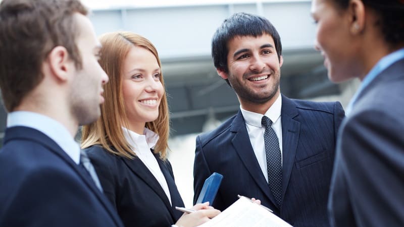 گروهی از کارمندان بین‌المللی در جلسه کاری