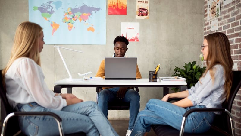 جلسه مصاحبه کاری میان کارجو و کارفرما