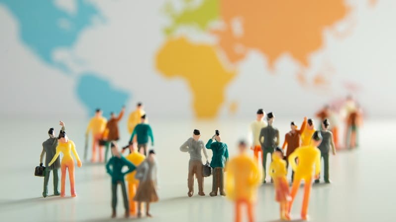 تصویر مفهومی از افراد در نقشه جهان در حال کاریابی