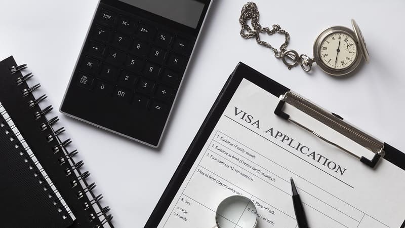 فرم ویزای کاری به همراه لوازم اداری روی میز