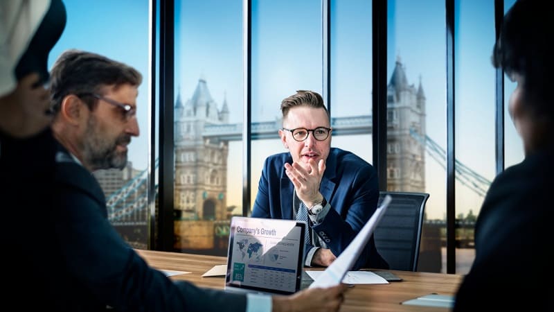 جلسه کاری بین مدیر و کارمندان در دفتر مدرن خارجی