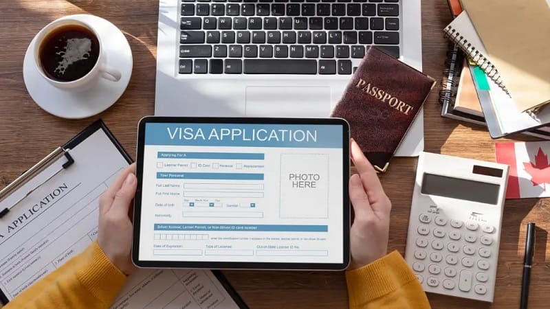 فردی در حال پر کردن فرم ویزای کاری رومانی در لپتاپ