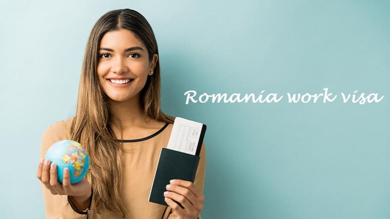 زن جوان با کره زمین و پاسپورت در دست