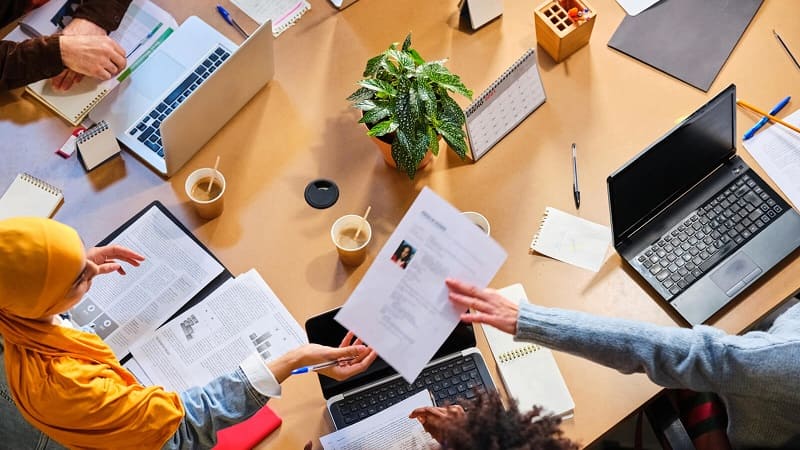 جلسه برنامه‌ریزی در دفتر نیک‌فرا برای فرصت‌های شغلی خارجی