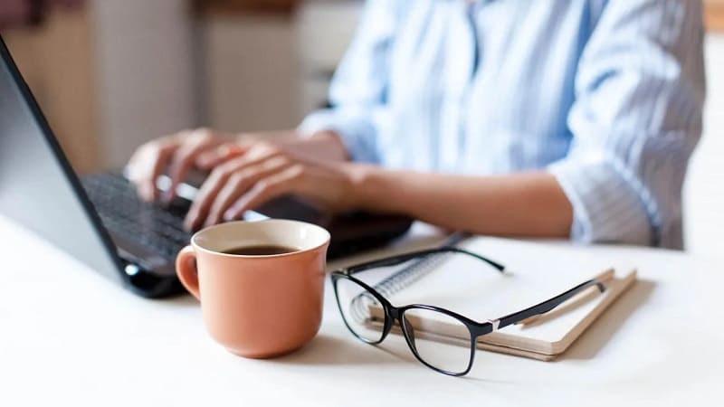 کارشناس نیک‌فرا در حال تایپ گزارش شغلی