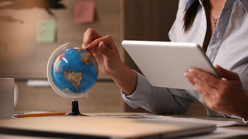جستجوی فرصت‌های شغلی بین‌المللی در محل کار