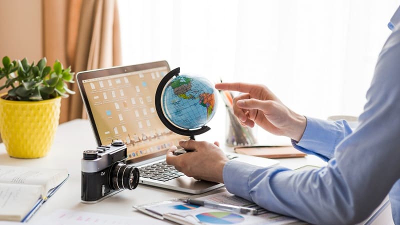 جستجوی کار در خارج با استفاده از لپ‌تاپ