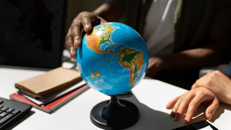 دانشجویان یا مهاجران در حال بررسی کره زمین و انتخاب کشور مناسب برای کار